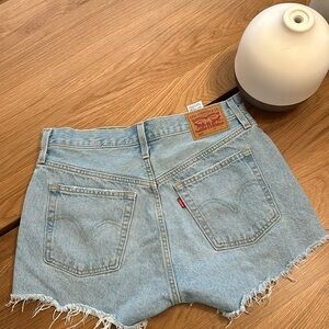 Levi’s shorts 501 W SIZE 28 NEVER WORN. ( light distress )